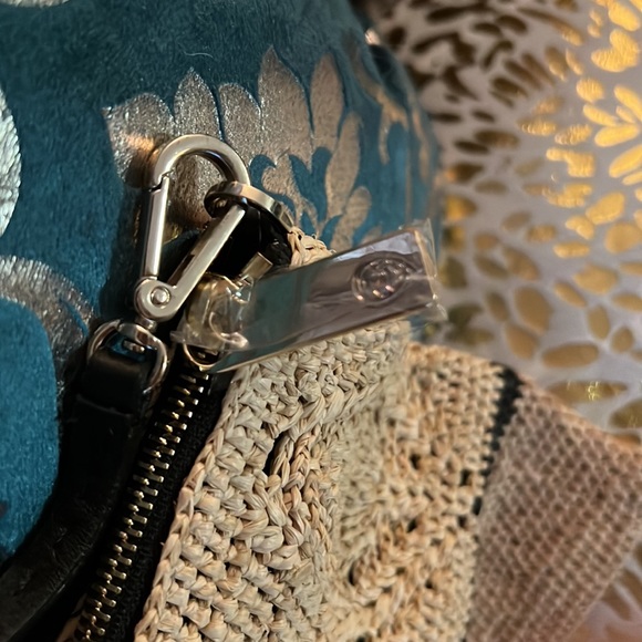 I am selling a new never used purse/wristlet. - Picture 3 of 6